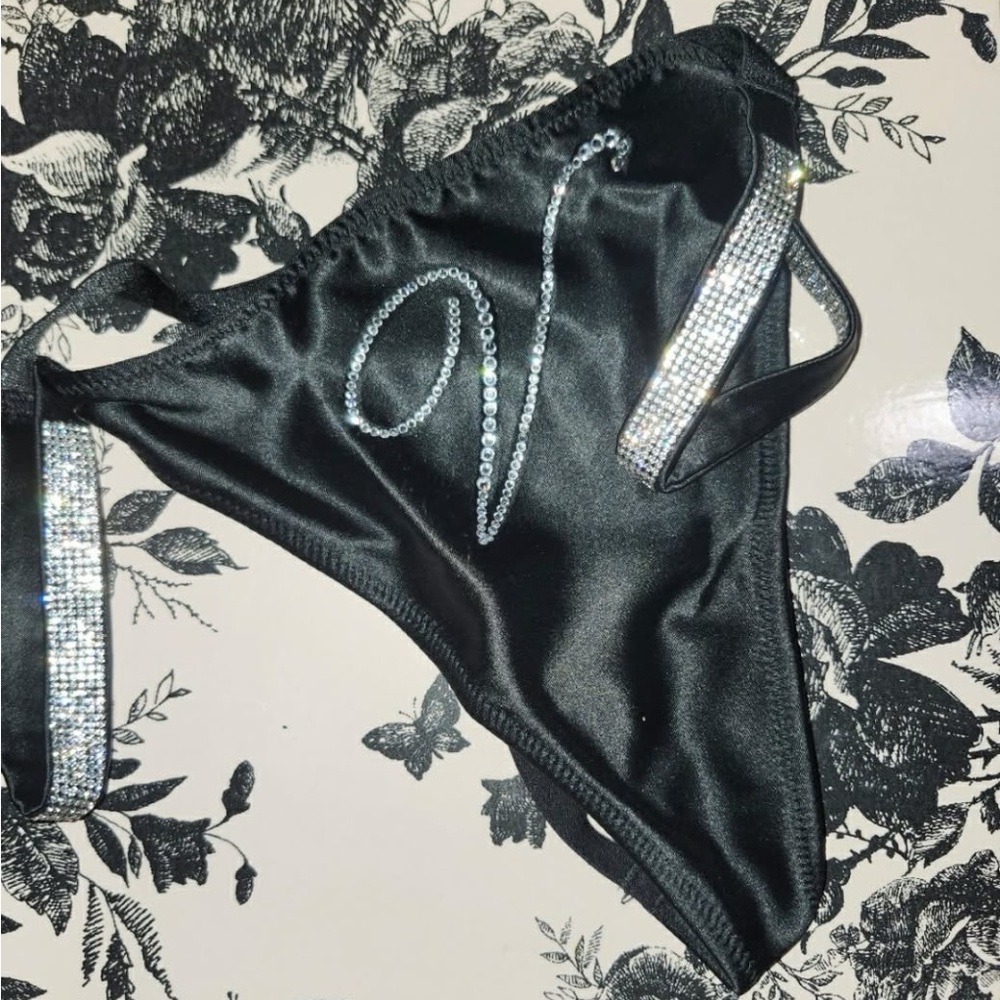 Victoria's Secret V-string set size Large NIB - Picture 2 of 5